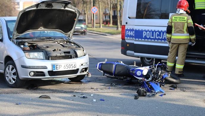 Zderzenie na Dmowskiego. Motocykl znalazł się pod Skodą