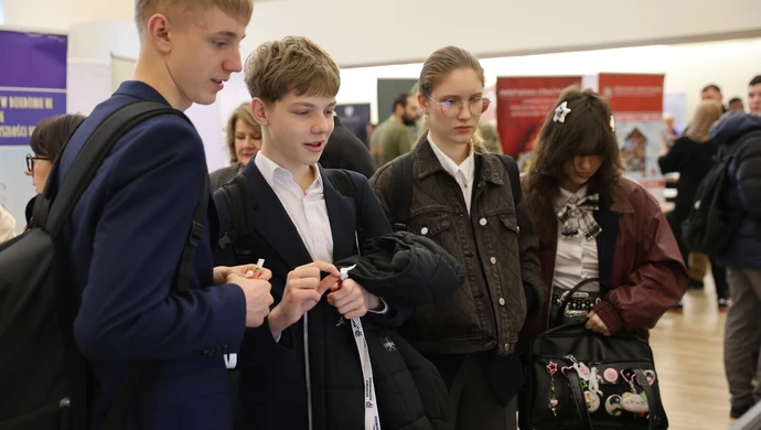 Targi Kariery i Kwalifikacji w Akademii Piotrkowskiej – młodzież szuka swojej drogi