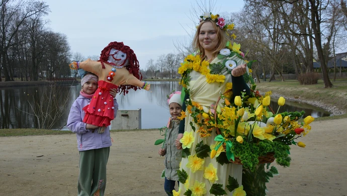 Tak przedszkolaki witały wiosnę w Piotrkowie. To już ich tradycja ZDJĘCIA 