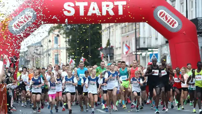 10 lat biegania. Jedna noc, tysiące emocji. Jubileuszowy 10 półmaraton piotrkowski- pobiegnij z historią!