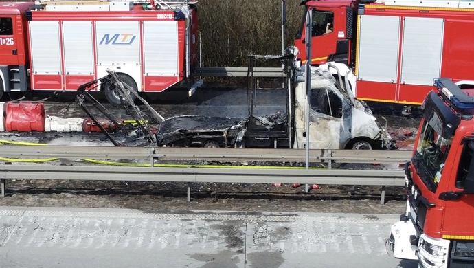 Pożar samochodu dostawczego na trasie S8. Droga zablokowana
