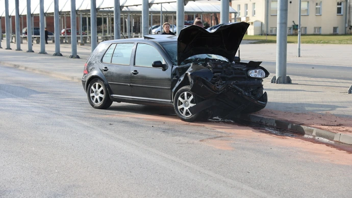 18-latek uderzył w słup targowiska, jedna osoba w szpitalu
