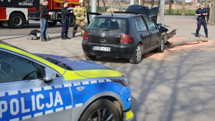 18-latek uderzył w słup targowiska, jedna osoba w szpitalu