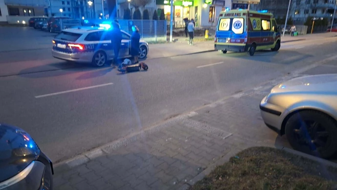 Jechały razem hulajnogą bez kasków, nagle straciły panowanie. 14-latka w szpitalu