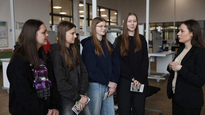 Ósmoklasiści zaglądali do świata maszyn. Dni otwarte w Akademii firmy Haering Polska