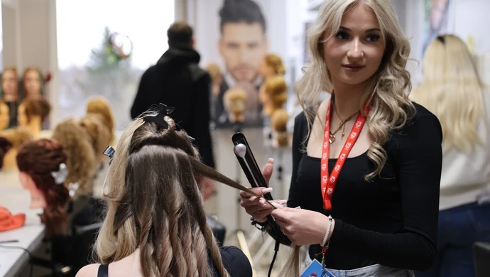 Nowoczesne pracownie i robot witający uczniów. Dni otwarte w TEB Edukacja w Piotrkowie