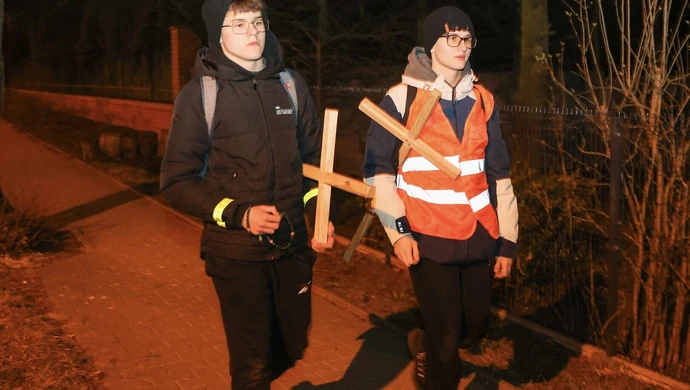 Prawie 200 osób i nawet 60 km nocą. Ruszyli na Ekstremalną Drogę Krzyżową ZDJĘCIA