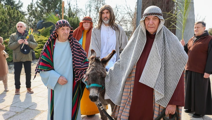 Niedziela Palmowa w Piotrkowie. Procesja z osiołkiem przeszła ulicami miasta ZDJĘCIA