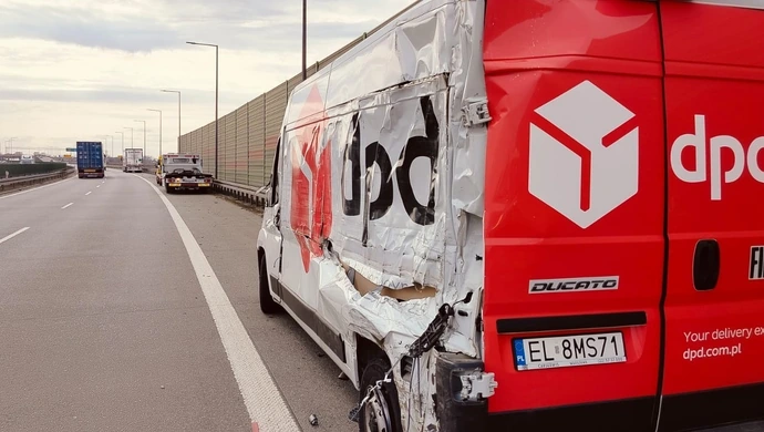 Zatrzymał się zmienić koło. Chwilę później w  busa uderzyła ciężarówka