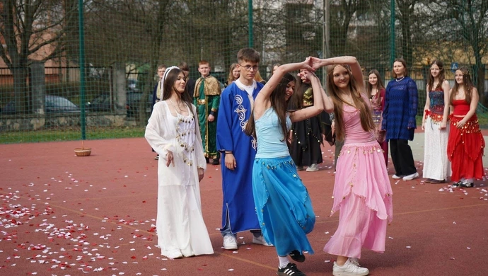 Wiosna i języki świata w 3 LO. Uczniowie zachwycili kreatywnością ZDJĘCIA