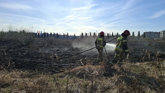 Duży pożar przy Dmowskiego. Strażacy: to mogło być podpalenie