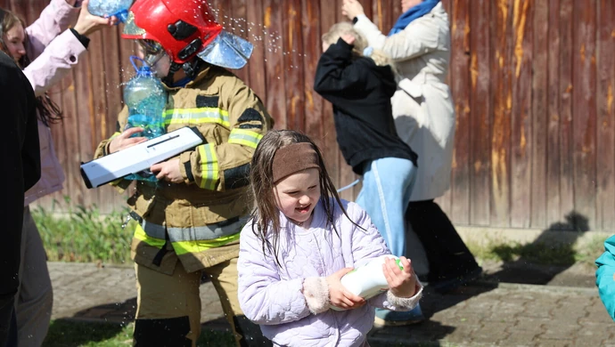 Parafianie nie zawiedli-  wiadra wody, wielka bitwa i mnóstwo dobrej zabawy!