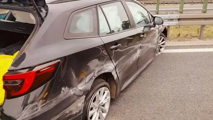 Toyota uderzyła w bariery na S8. 35-latek zasnął za kierownicą?