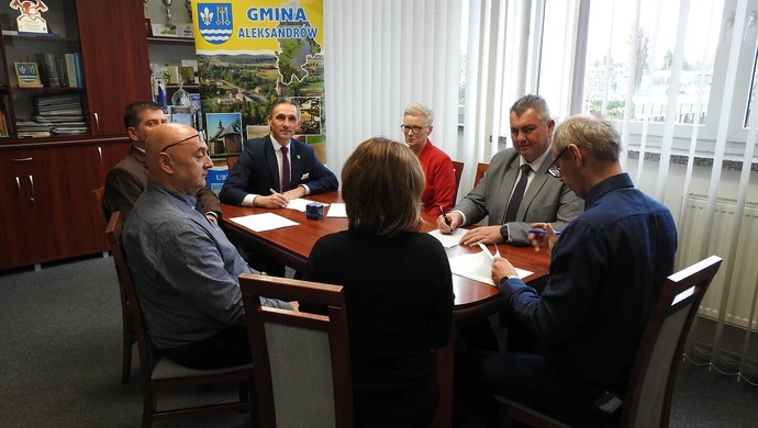 Gmina Aleksandrów podpisała umowę na przebudowę drogi wewnętrznej w Kalinkowie