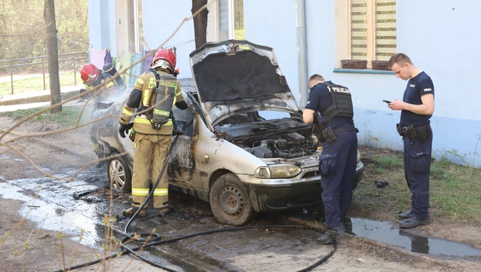 Auto stanęło w ogniu na Broniwskiego