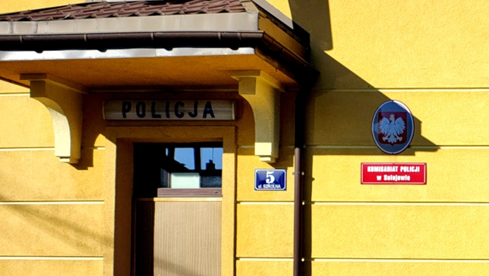 Uciekał przed policją na dach, a potem na drzewo