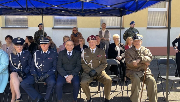 Wzruszająca uroczystość klas mundurowych w IV LO – ślubowanie pierwszoklasistów i pożegnanie kadetów