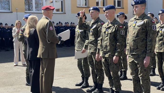 Wzruszająca uroczystość klas mundurowych w IV LO – ślubowanie pierwszoklasistów i pożegnanie kadetów