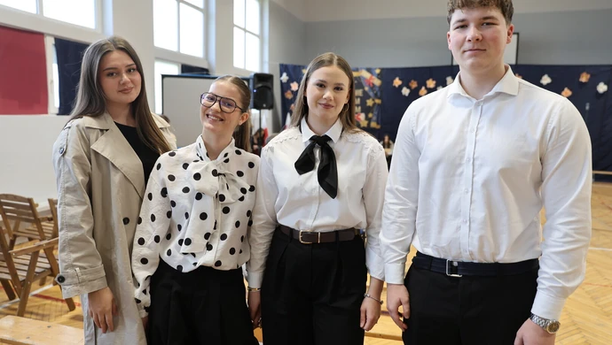 Ostatni dzwonek i… powrót za kilka dni. Maturzyści II LO zakończyli rok szkolny