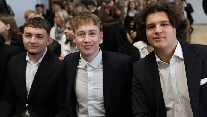 Ostatni dzwonek i… powrót za kilka dni. Maturzyści II LO zakończyli rok szkolny