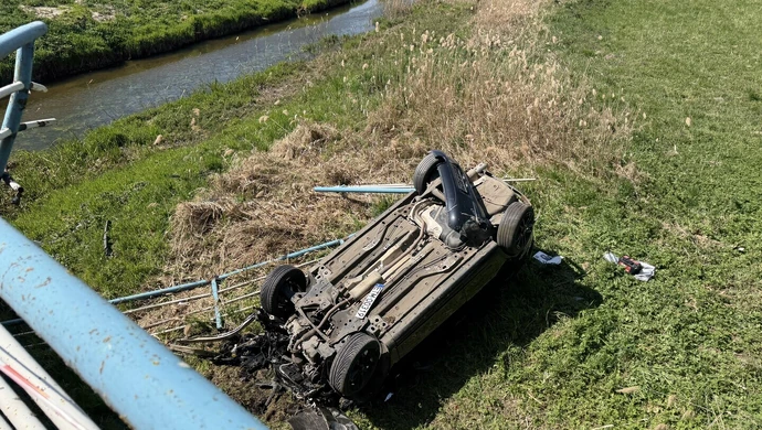 BMW uderzyło w bariery i spadło z mostu pod Piotrkowem ZDJĘCIA