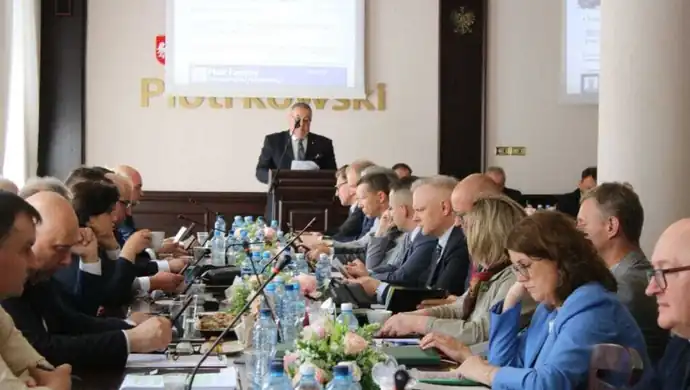 Powiat inwestuje w drogi i wzmacnia współpracę z gminami