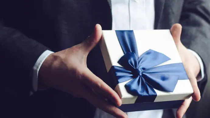 Pudełka prezentowe z kartonu – kiedy sprawdzają się lepiej niż klasyczna torba?