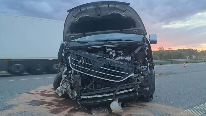 Bus dachował na A1 pod Piotrkowem. Były duże utrudnienia