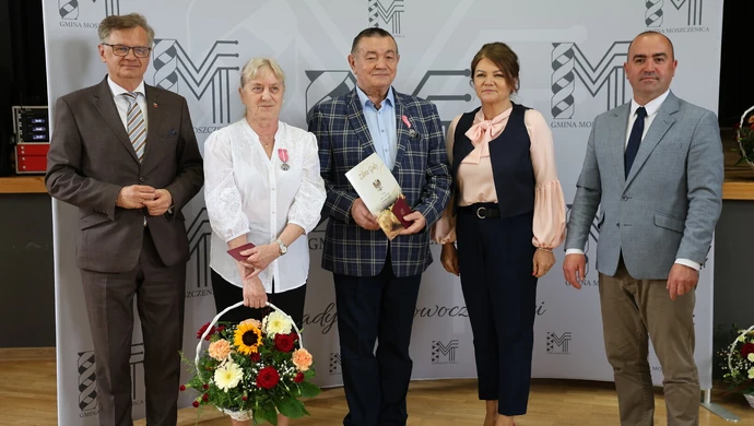 Wzruszająca uroczystość w gminie Moszczenica. Jubilaci świętowali 50 lat małżeństwa i odebrali prezydenckie odznaczenia