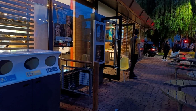 Gaz pieprzowy w McDonaldzie. Policja zatrzymała 14-latka
