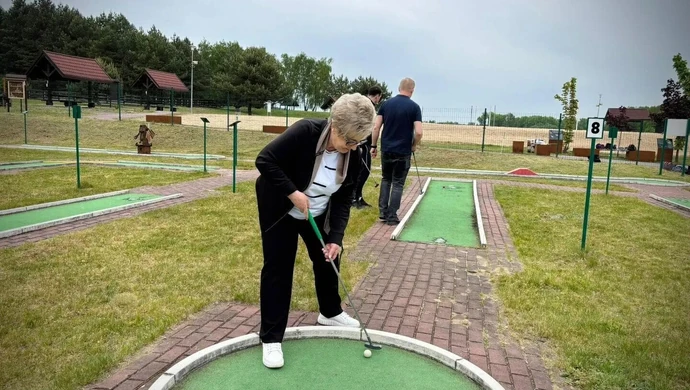 Samorządowcy sprawdzili się na polu minigolfowym