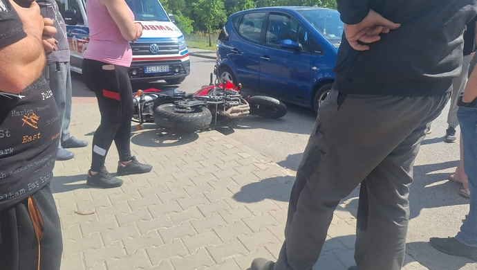 Motocykl czołowo zderzył się z osobówką w Moszczenicy 