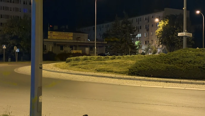 Leżał na rondzie i rzucał butelkami w samochody. Agresor zatrzymany przez policję