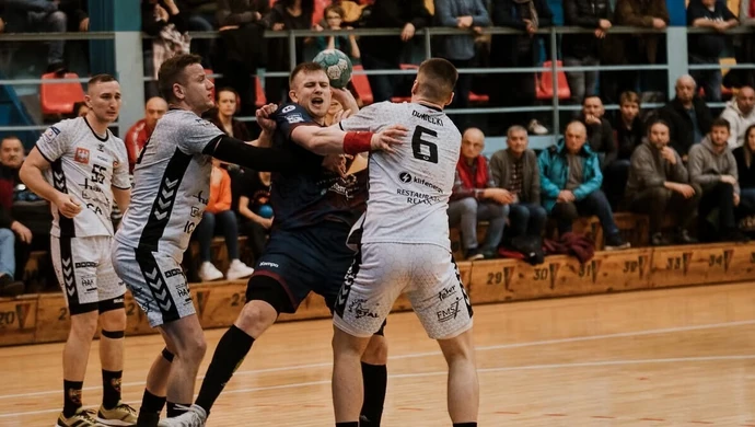 Dwumecz o utrzymanie z licencją w tle