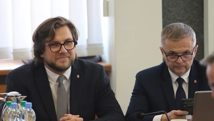 Prezydent z wotum zaufania. Sesja Rady Miasta Piotrkowa na żywo