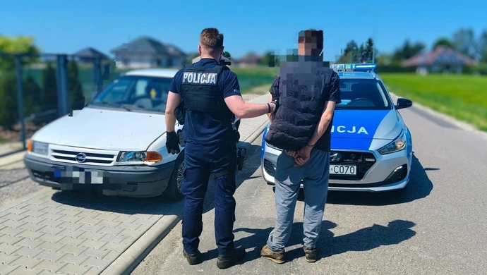Bez prawka i na podwójnym gazie doprowadził do kolizji i uciekł