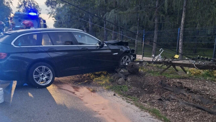 BMW ścięło słup na Dworskiej. W okolicy nie ma prądu