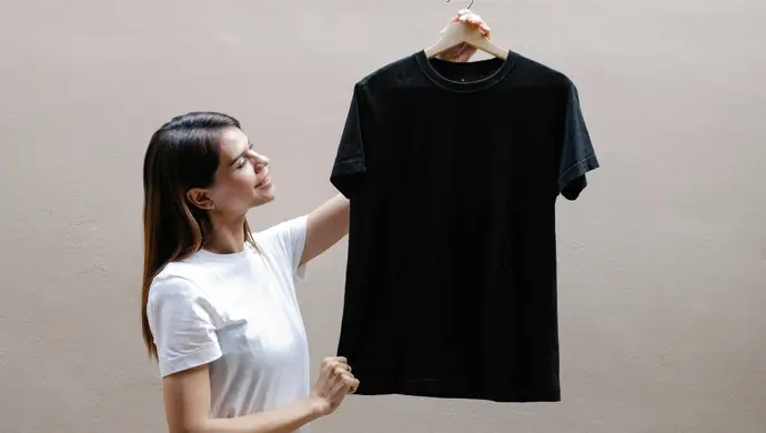 T-shirty damskie – jak nosić basicowe koszulki na co dzień?