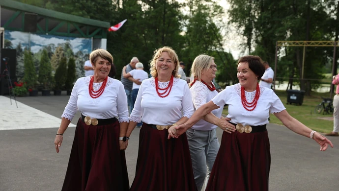 Dobra zabawa, skoczna muzyka i mnóstwo atrakcji towarzyszących, czyli Piąty Rodzinny Piknik Folkloru Wiejskiego i Miejskiego w Mzurkach