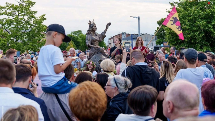 „Panna na Niedźwiedziu” – nowy symbol Tomaszowa Mazowieckiego odsłonięty z okazji setnej rocznicy herbu miasta