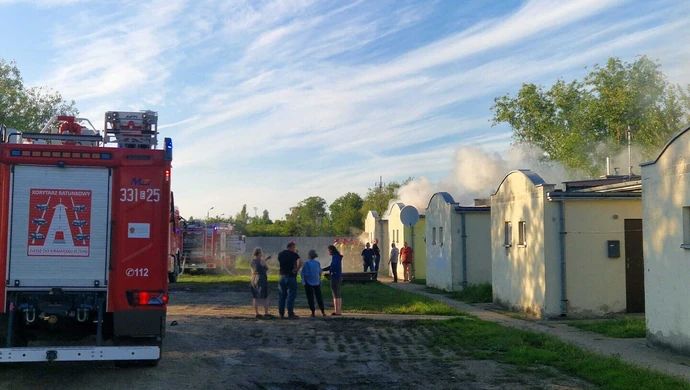 Pożar w budynku przy ul. Przemysłowej w Piotrkowie. Szybka reakcja straży pożarnej, nikt nie ucierpiał