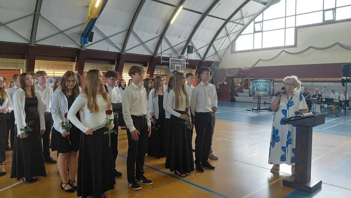 Ósmoklasiści pożegnali mury swojej szkoły