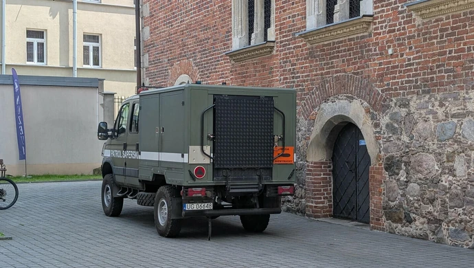 Granaty i pociski znalezione w muzeum. Saperzy przeszukują budynek