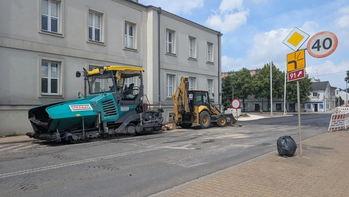 Na Placu Litewskim układana jest ostatnia warstwa asfaltu. Przebudowa Wolborskiej zbliża się do końca