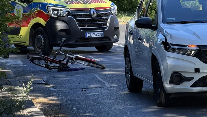 Groźny wypadek w centrum Piotrkowa. Matka z dzieckiem potrącone na pasach