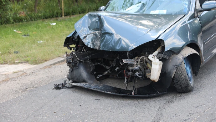 Volkswagen roztrzaskany na drzewie w Piotrkowie. Silnik wylądował na chodniku