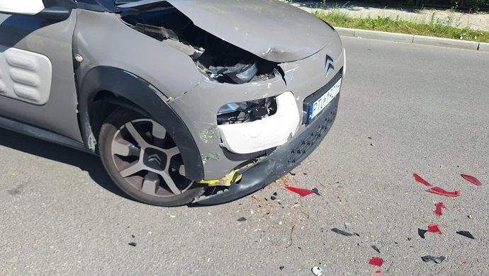 Zasłabła za kierownicą i uderzyła w zaparkowany samochód