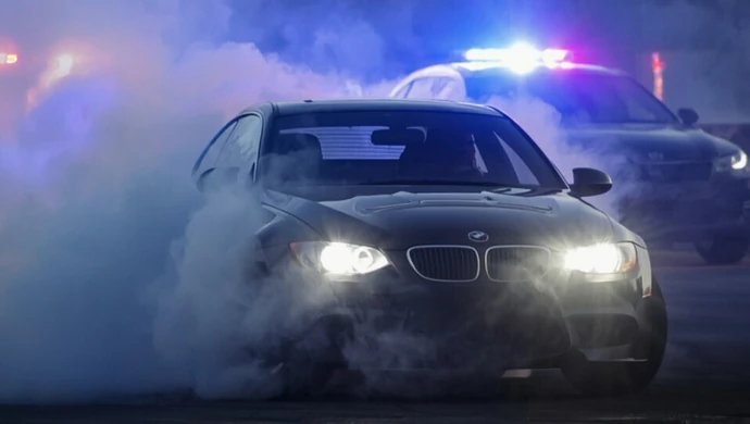 Drift na parkingu N-Park zakończył się utratą prawa jazdy. Policja przypomina o nowych przepisach