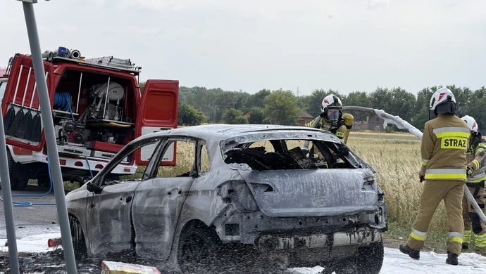 Citroen stanął w płomieniach. Auto doszczętnie spłonęło