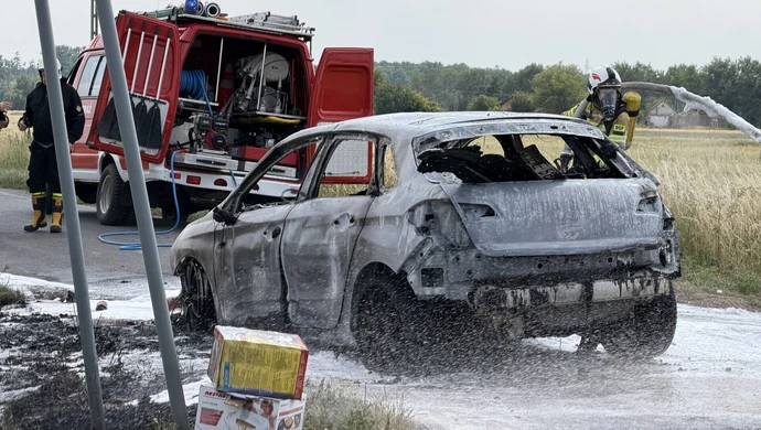 Citroen stanął w płomieniach. Auto doszczętnie spłonęło